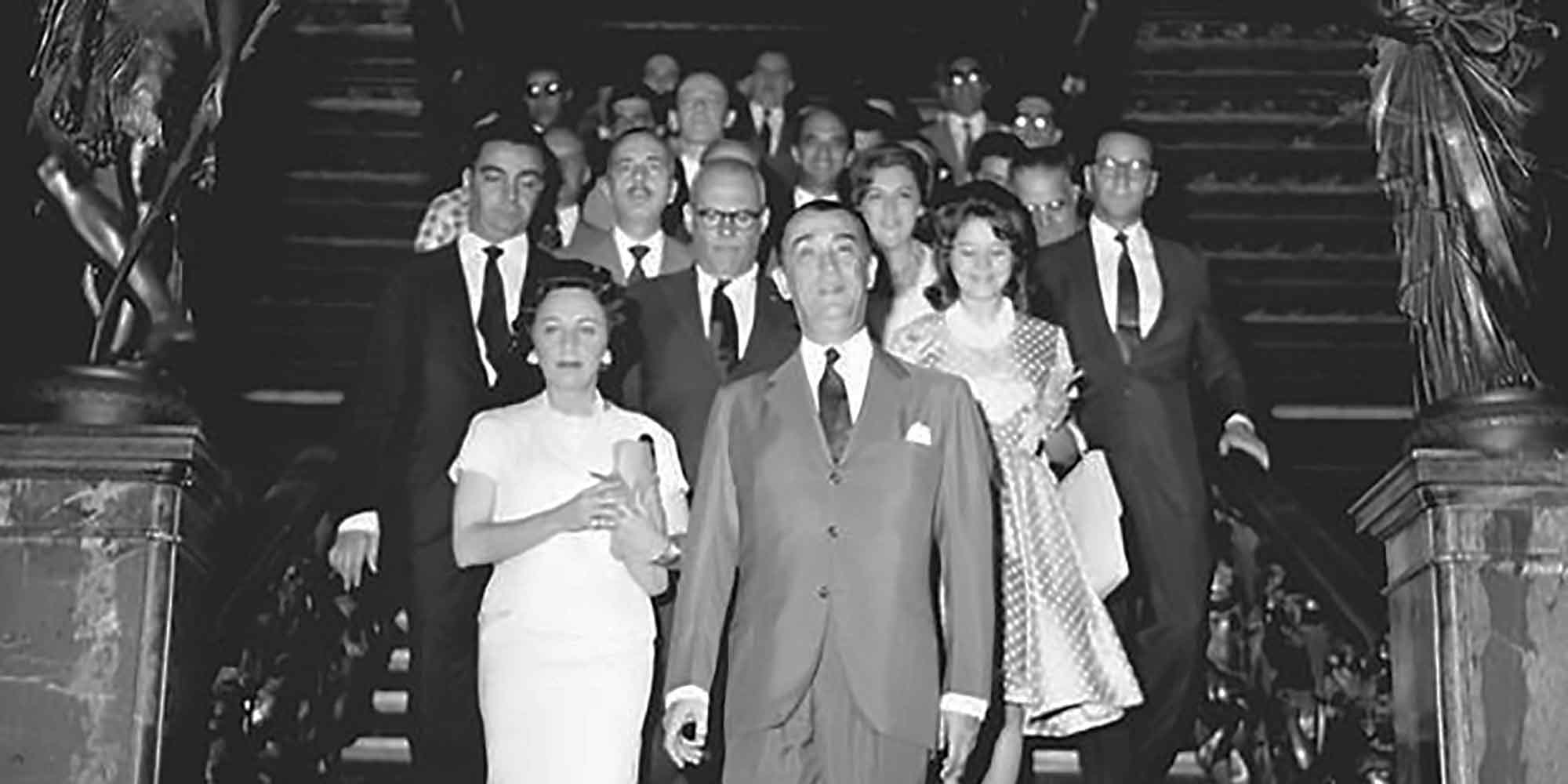 Juscelino Kubitschek saindo do pal&aacute;cio