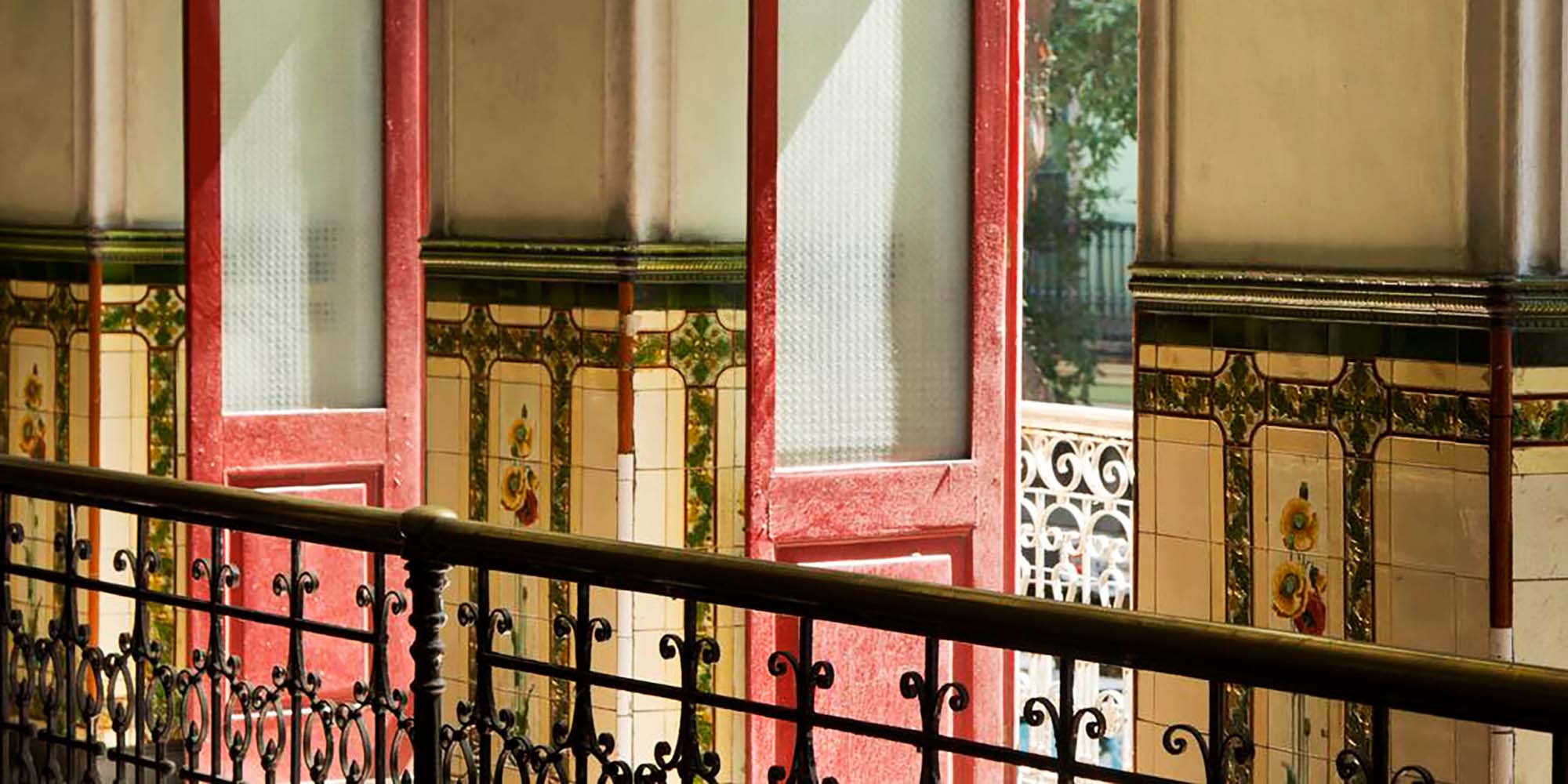 detalhe de azulejaria Art Nouveau - Cine Iris
